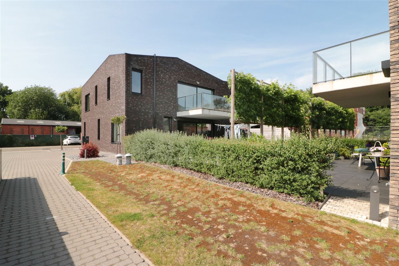 3 appartementen en 4 autostaanplaatsen foto 11