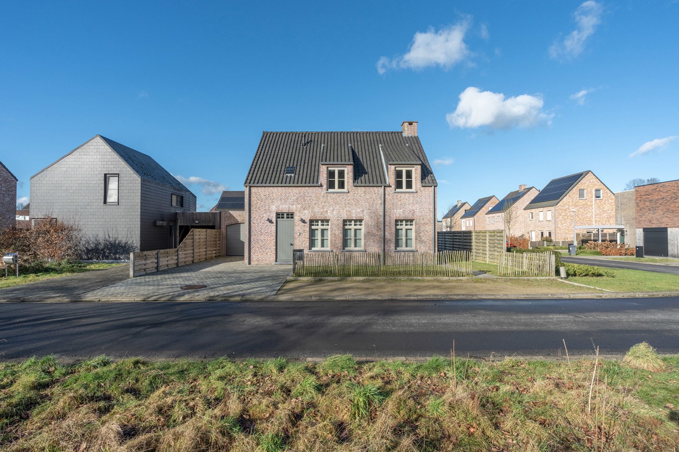 Recente woning met 3 slaapkamers en garage op ideale locatie foto {{pictureIndex}}