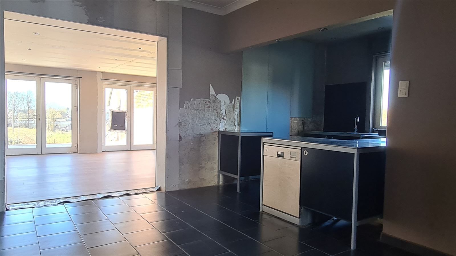 Deels gerenoveerde woning op rustige locatie! foto 2