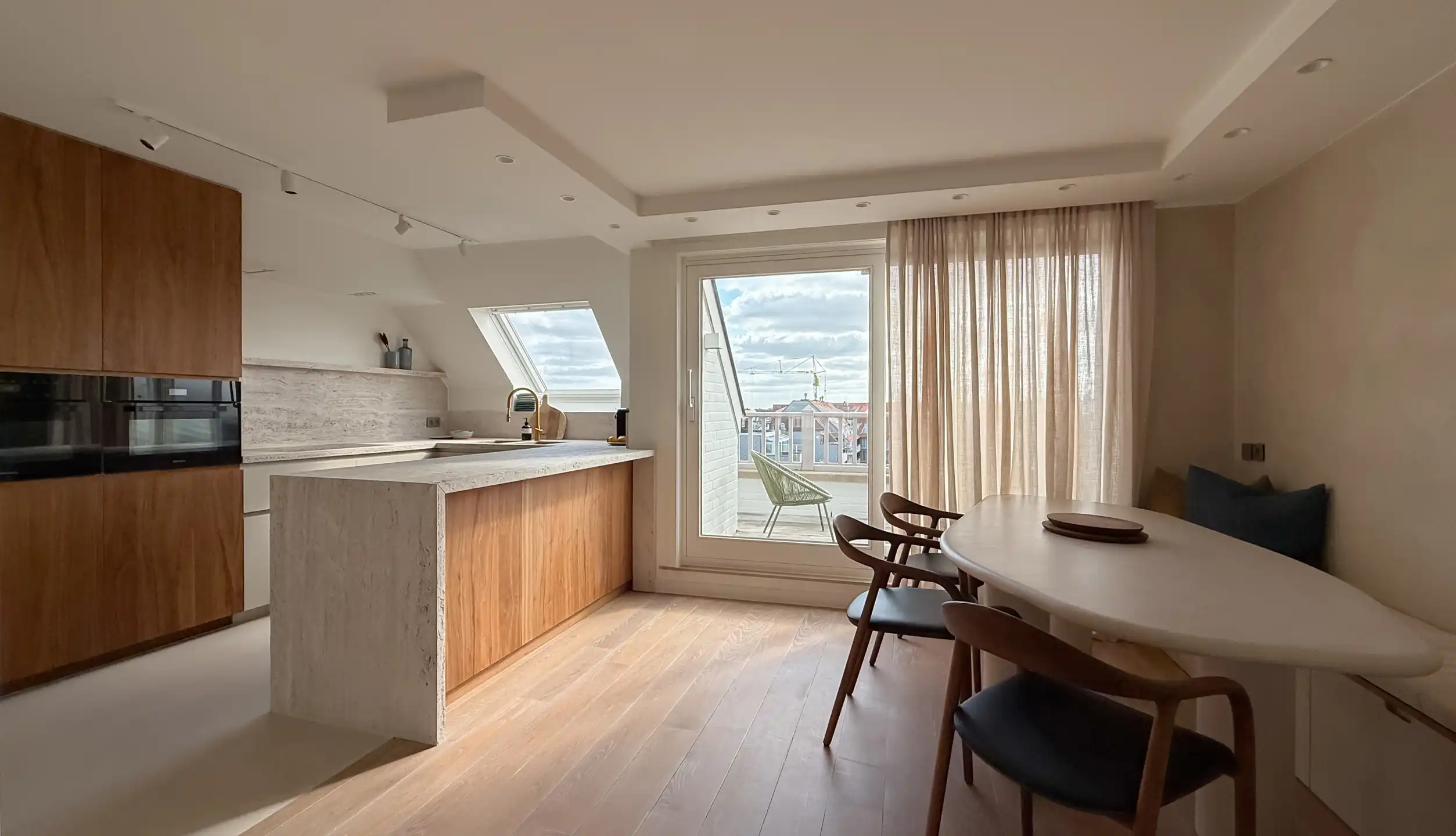 Stijlvol gerenoveerd duplexappartement / centrum van Knokke. foto 3