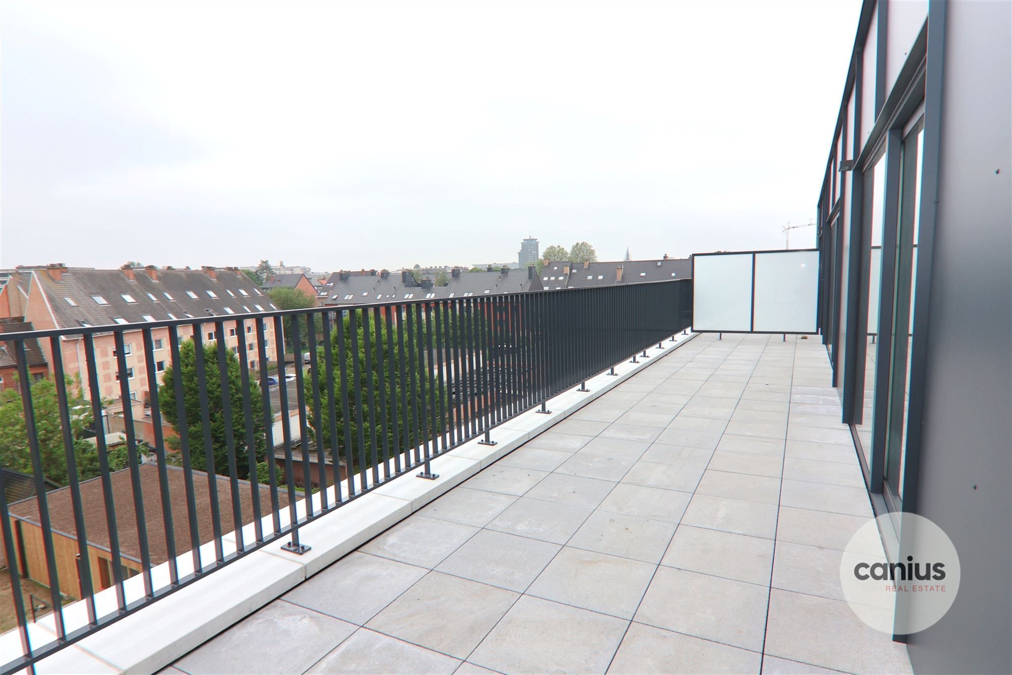 GESCHILDERDE PENTHOUSE IN HARTJE HASSELT MET 2 SLKS + 2 TERRASSEN & PARKING foto 9