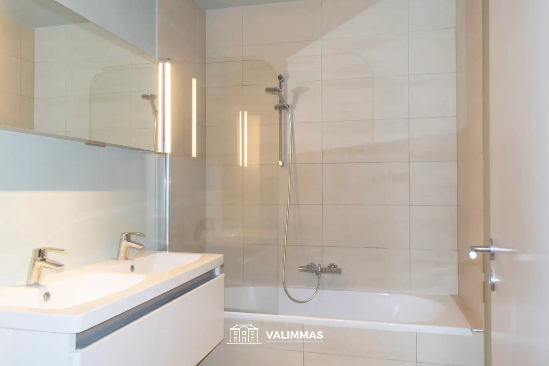 Instapklaar appartement met terras, kelder en event. garage. foto 19