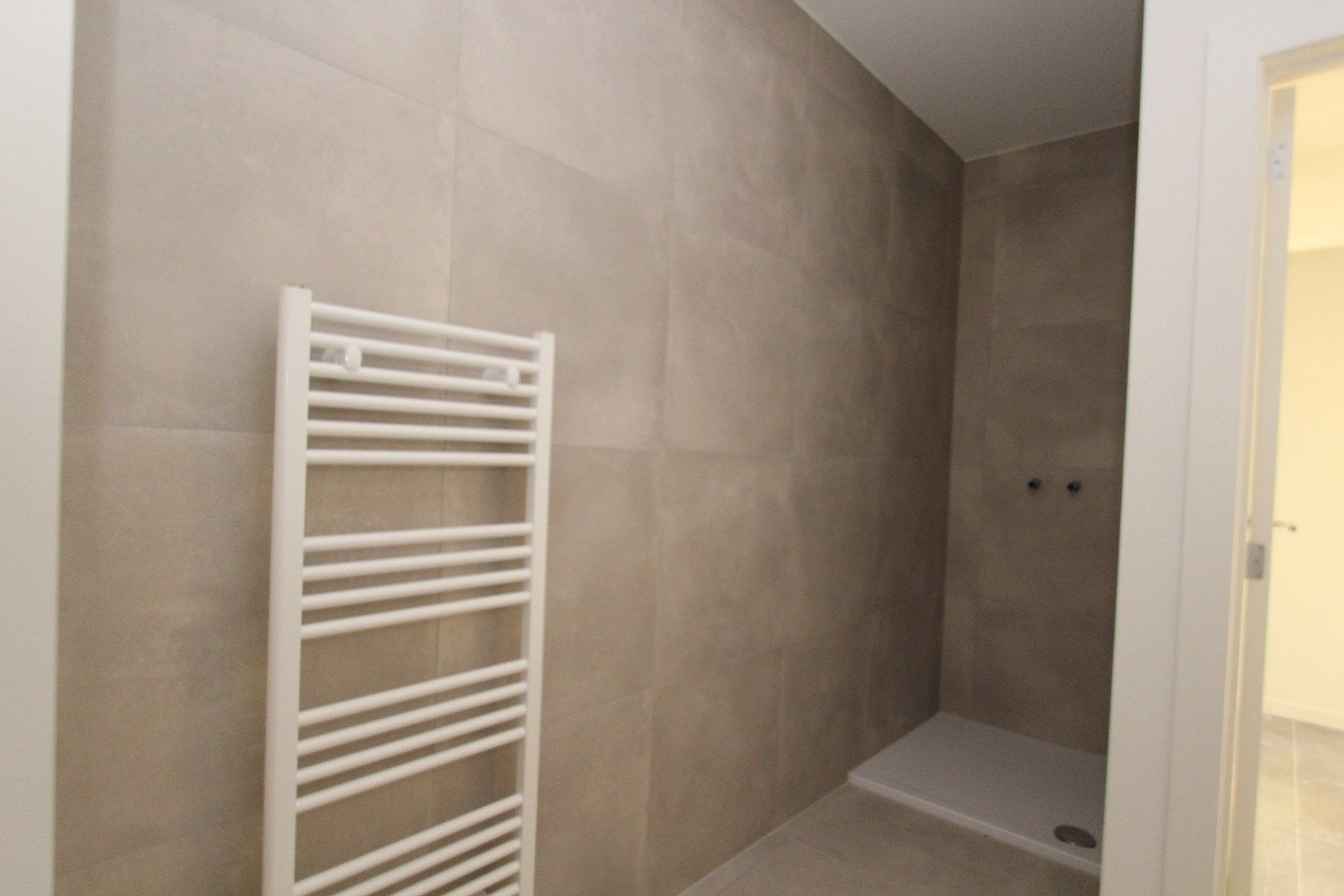 INSTAPKLAAR APPARTEMENT MET 3 SLAAPKAMERS EN GROOT TERRAS - 6% BTW mogelijk! foto 14