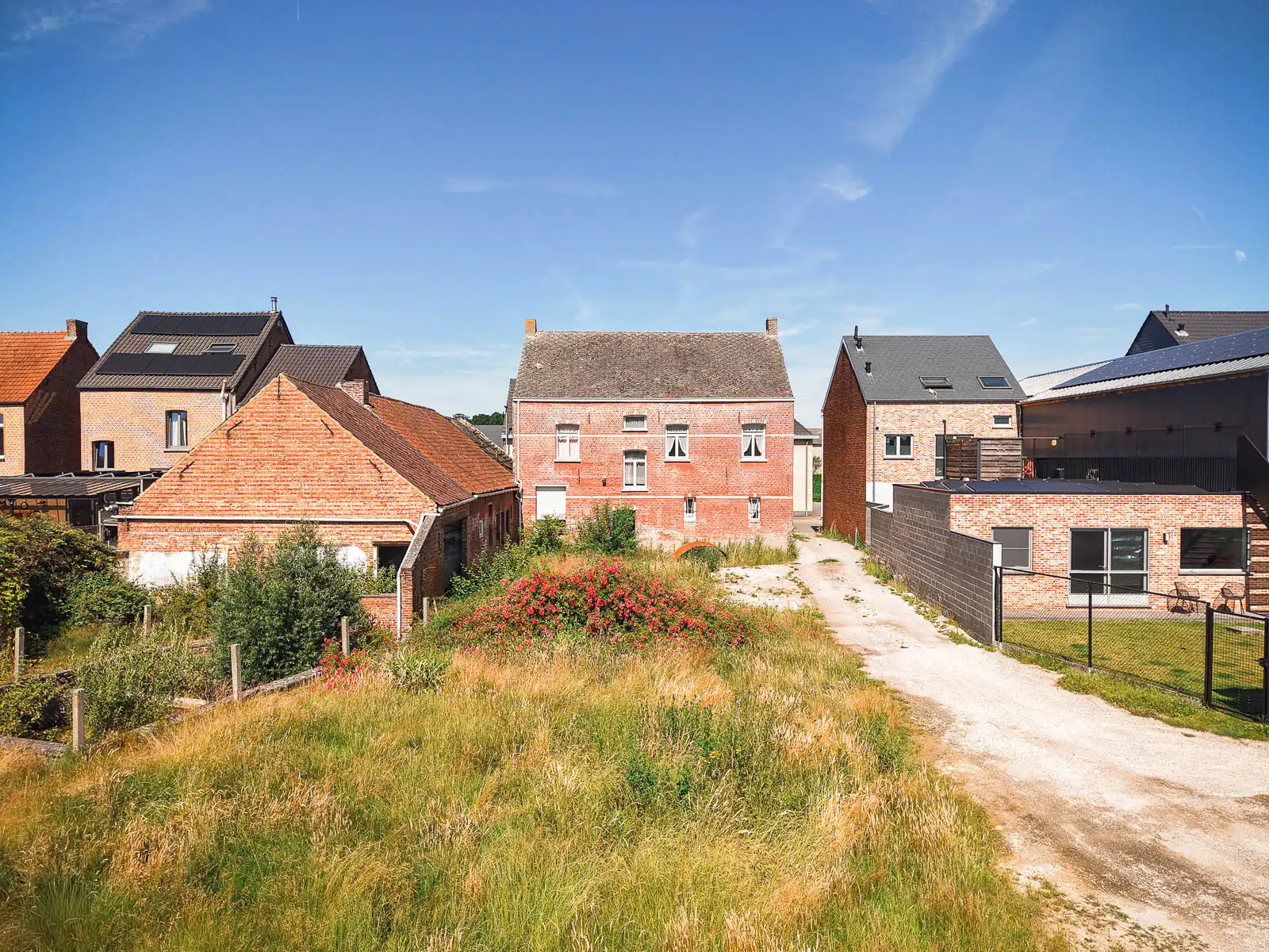 Karaktervolle, te renoveren woning met tal van mogelijkheden foto 34