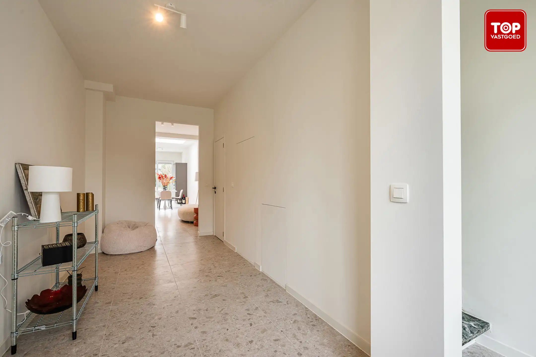 Totaal gerenoveerde woning met 3 slaapkamers, tuin en garage.  foto 3