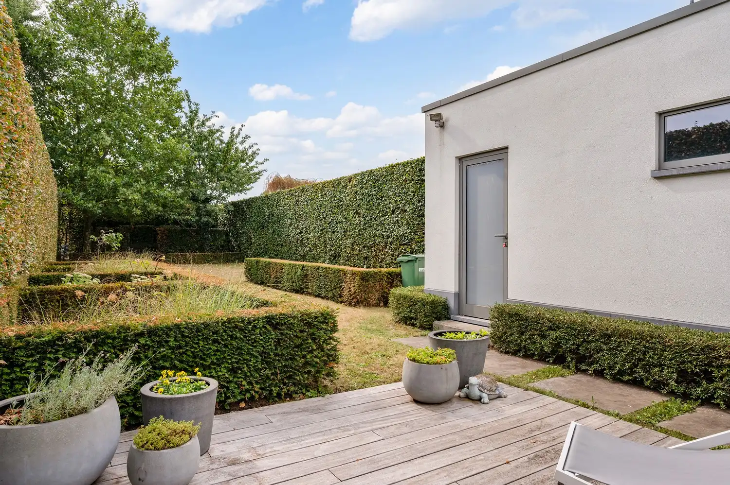 Halfopen woning op toplocatie met zwemvijver en garage. foto 40