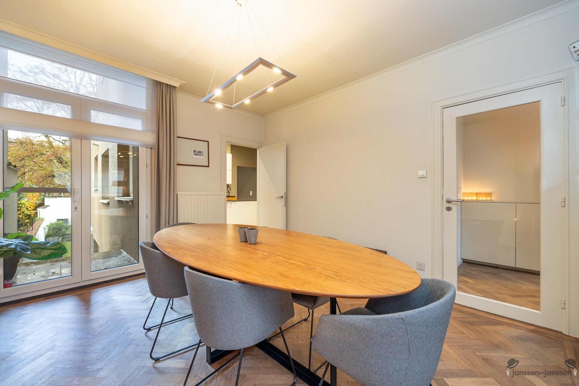 Gerenoveerd herenhuis met min. 4 slaapkamers en praktijkruimte in Berchem.  foto 10