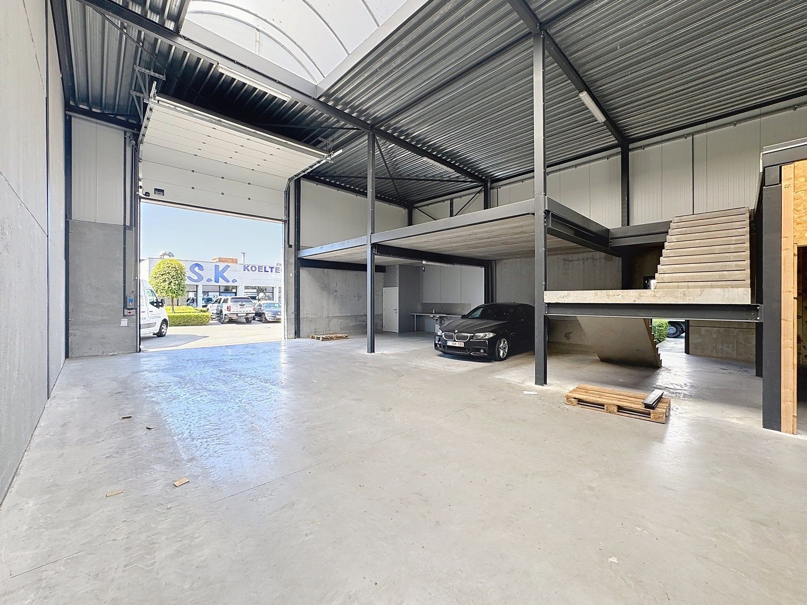 Instapklaar MAGAZIJN (260m²) met kantoor en mezzanine (130m²) te huur op industriezone te Veurne! foto 7