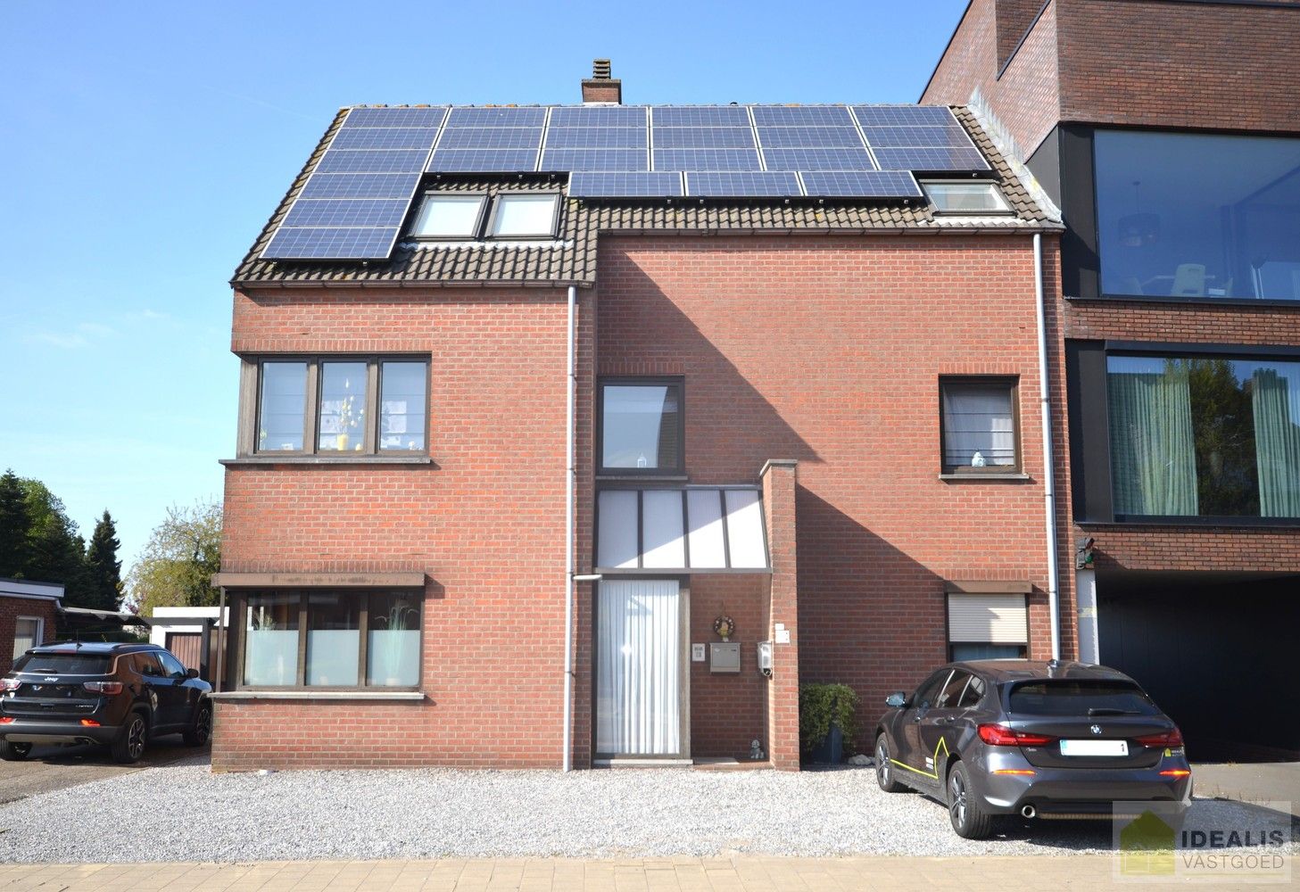 CENTRAAL GELEGEN OPBRENGSTEIGENDOM MET 3 APPARTEMENTEN IN HET CENTRUM VAN LOMMEL OP RUIM PERCEEL VAN 9A 35CA! foto {{pictureIndex}}