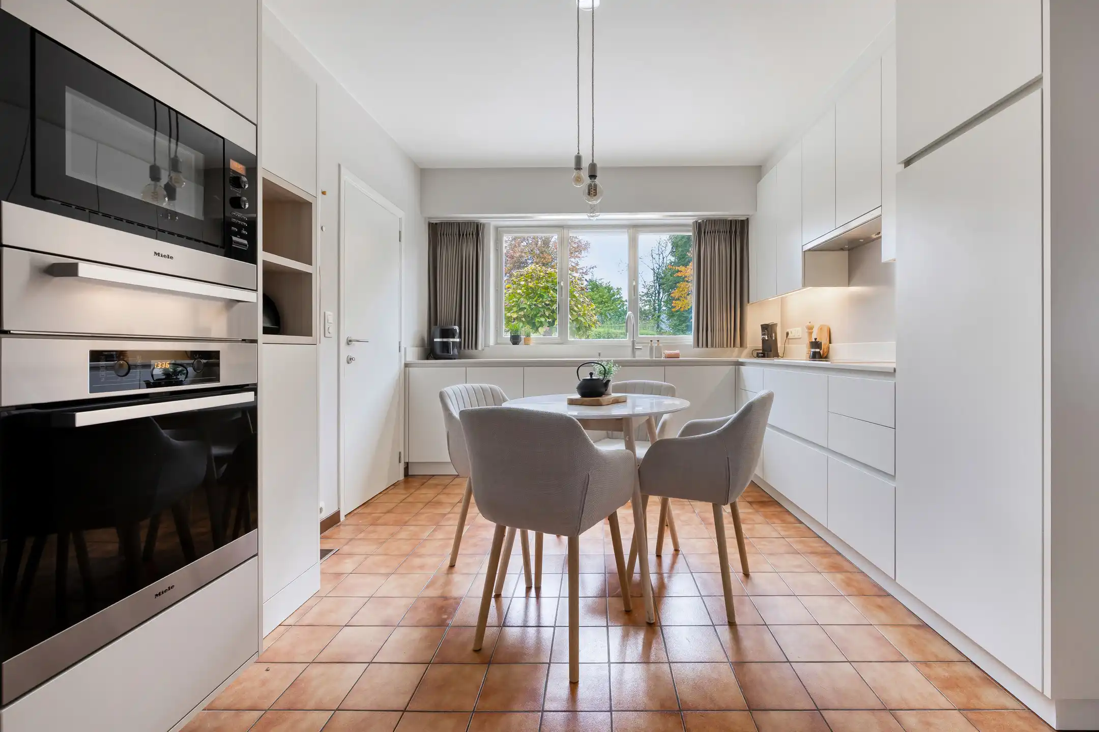 Karaktervolle en ruime vrijstaande woning met prachtige tuin foto 6