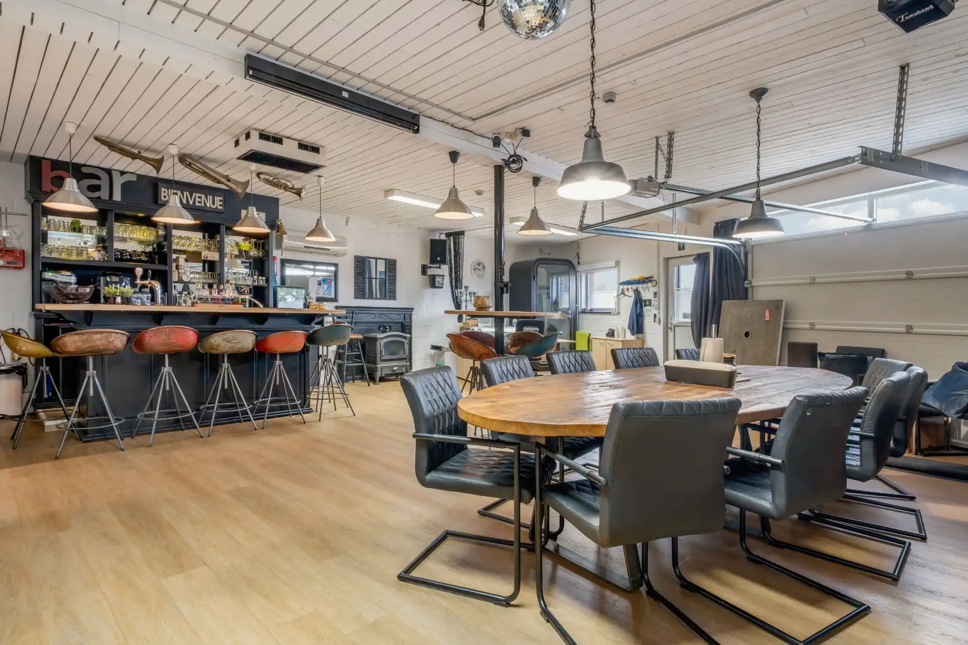 Ruime en veelzijdige handelsruimte met sterke zichtbaarheid in regio Waregem foto 14