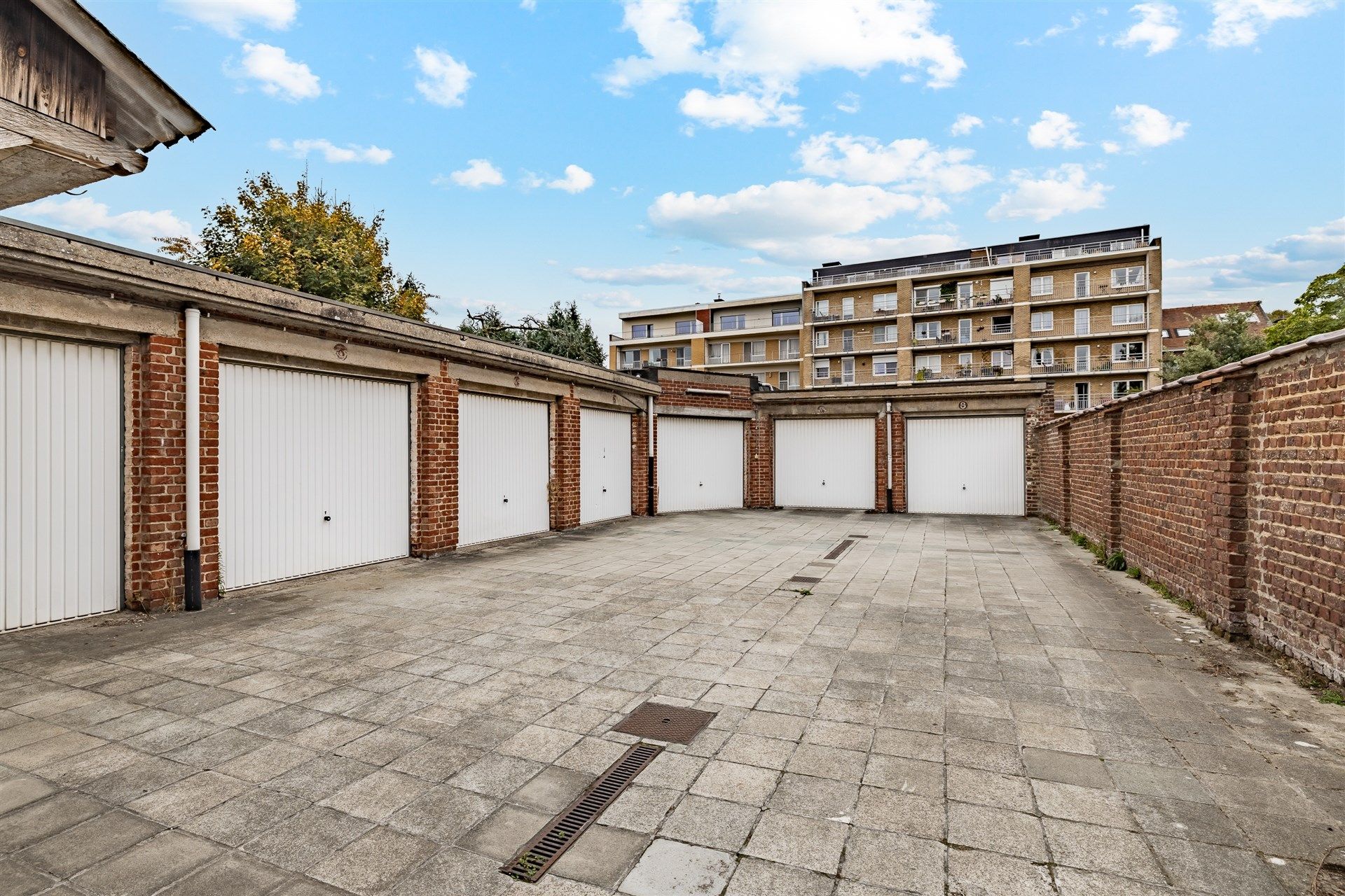 Renovatieproject bestaande uit 3 appartementen + 1 huis + 8 garageboxen foto 13