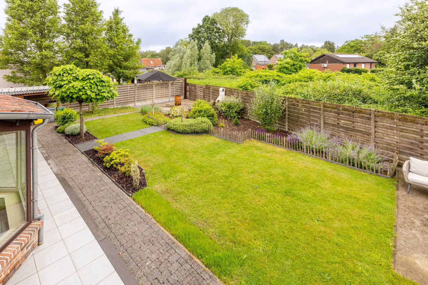 Ruime gezinswoning met garage en tuin op 557m2 grond foto 28