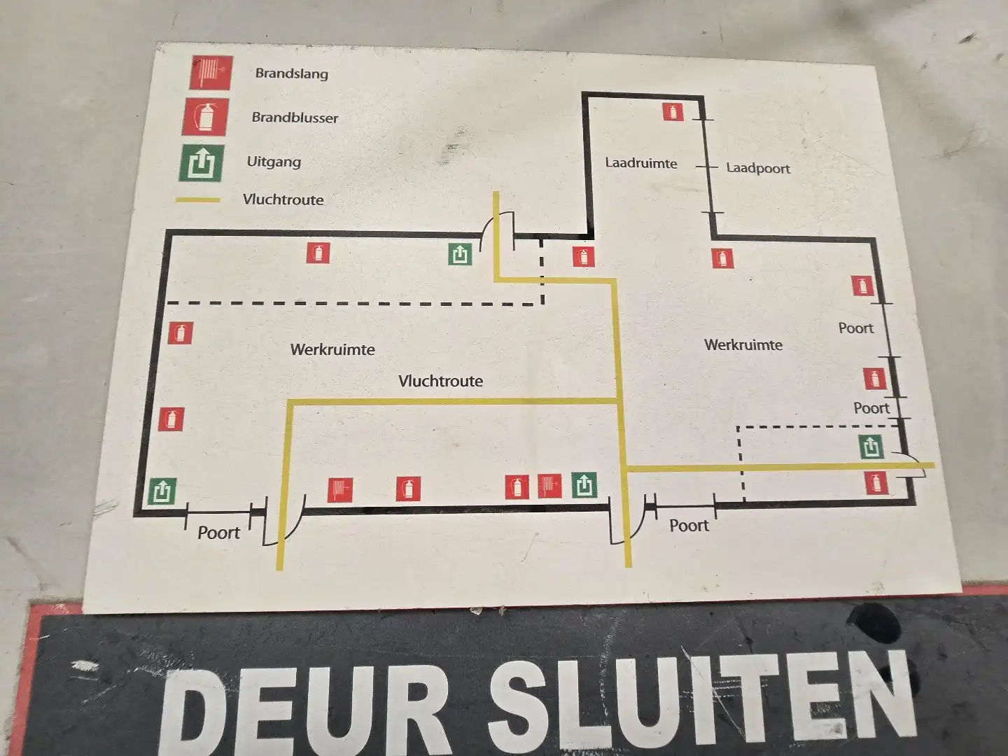 Ruime magazijn-/bedrijfsruimte van ca. 1.200 m² met 5 sectionaalpoorten en 3 laadkades op goed bereikbaar industrieterrein foto 33