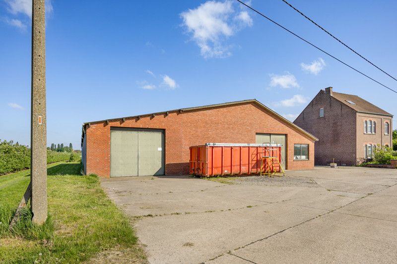 Grote loods op een perceel van 16are foto 15