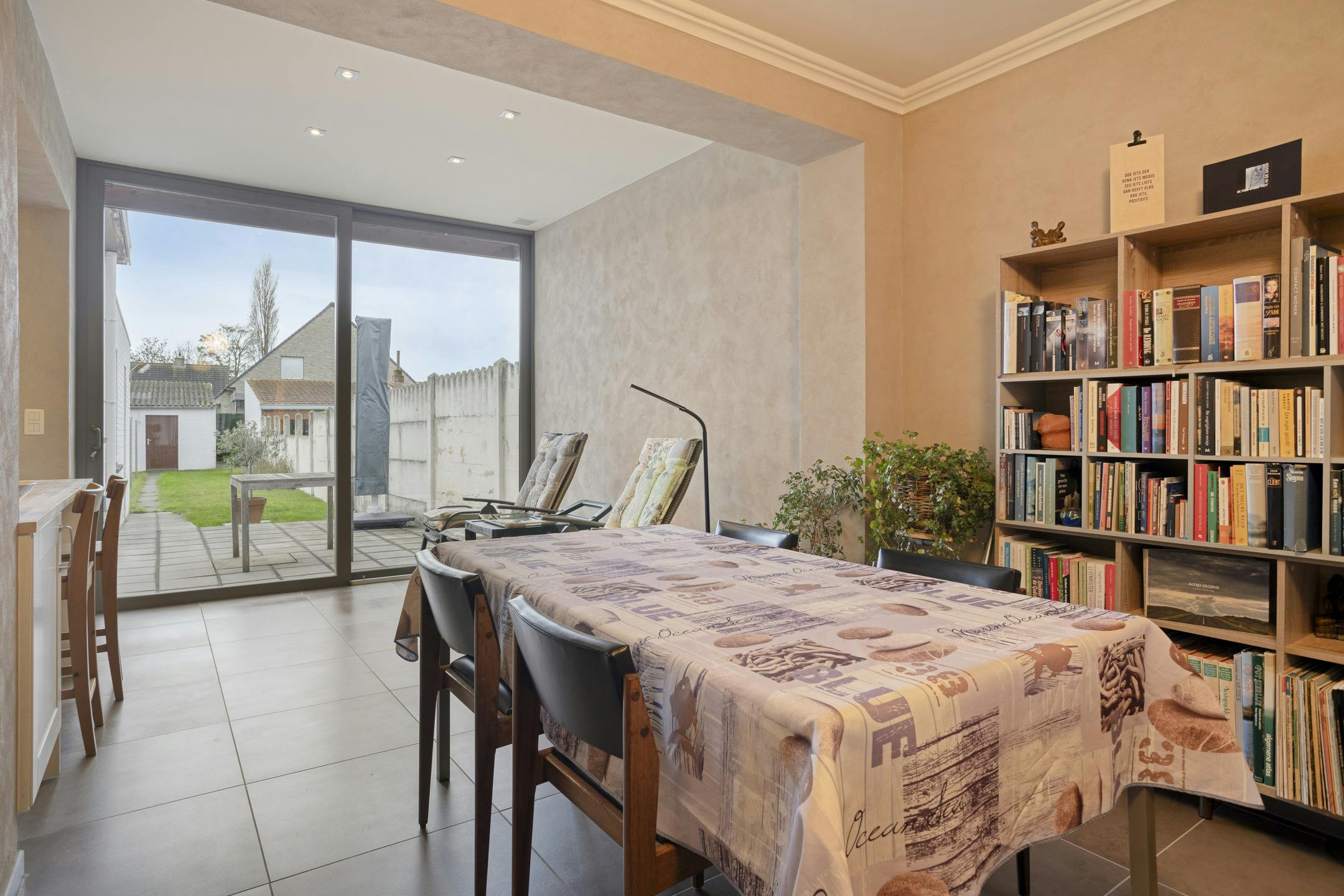 Instapklare woning met 3 slaapkamers, 2 badkamers, zuidgerichte tuin en garage. foto 15