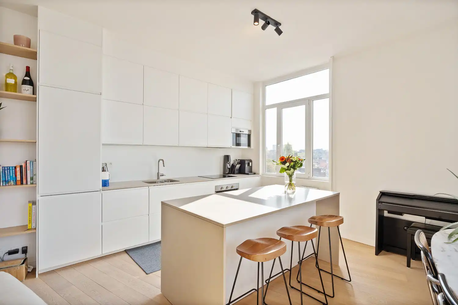 Vernieuwd ruim 2-slpk appartement met panoramisch zicht foto 7