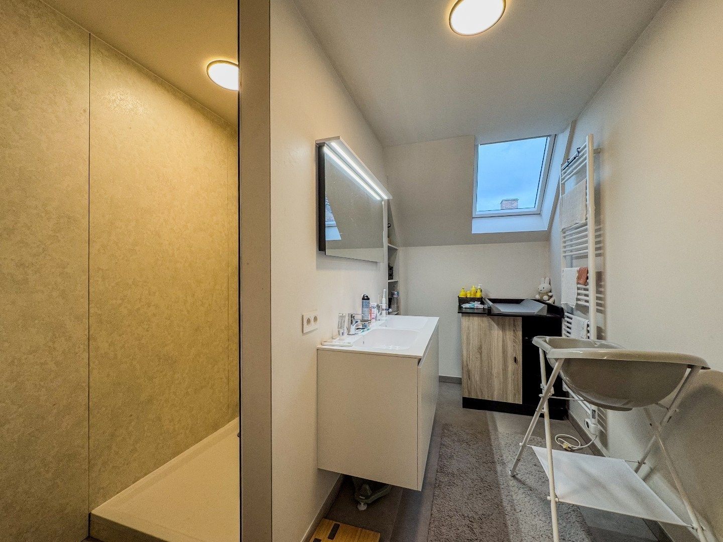 Volledig gerenoveerde woning met 3 slaapkamers, carport en tuin. foto 12