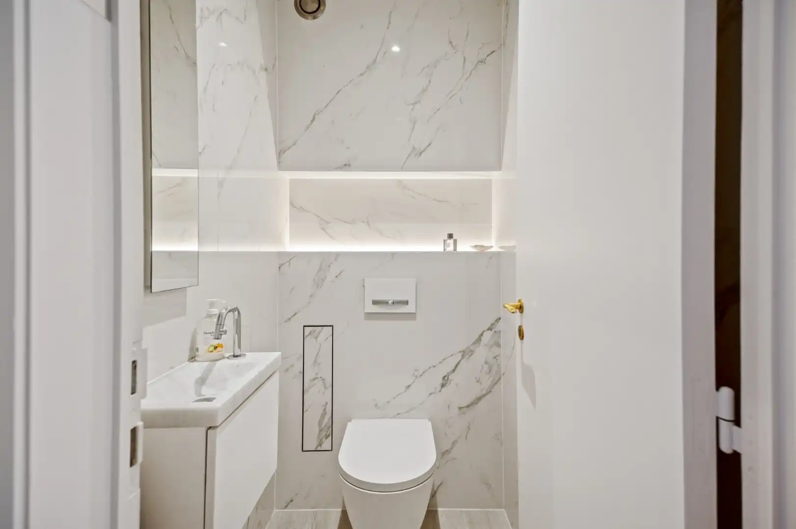 Gemeubeld appartement, in de gerenommeerde residentie “Globe”, prachtig gelegen op de Zeedijk in het Zoute foto 7