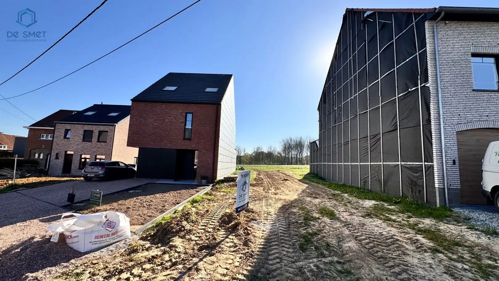 BOUWGROND VAN 1218m² VOOR GESLOTEN BEBOUWING. foto {{pictureIndex}}