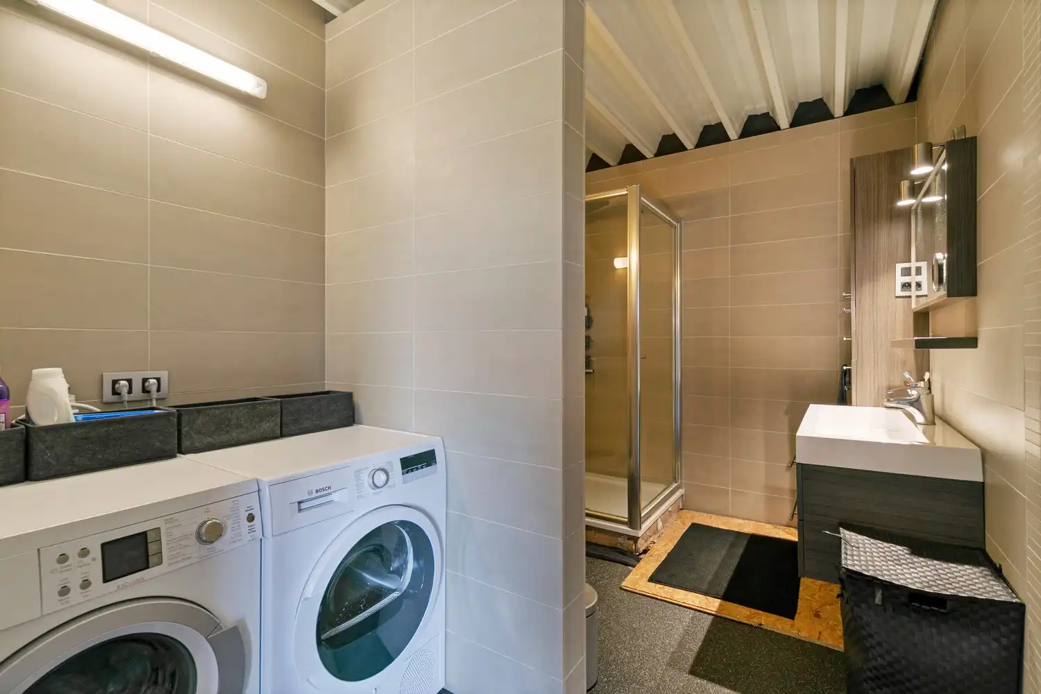 Handelsruimte met luxe duplex-appartement en verhuurde loodsen op het industrieterrein in Lanaken foto 43