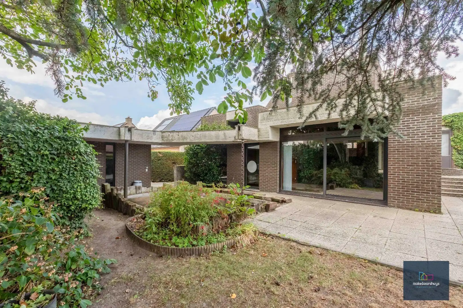 Architecturale woning op een rustige ligging foto 24