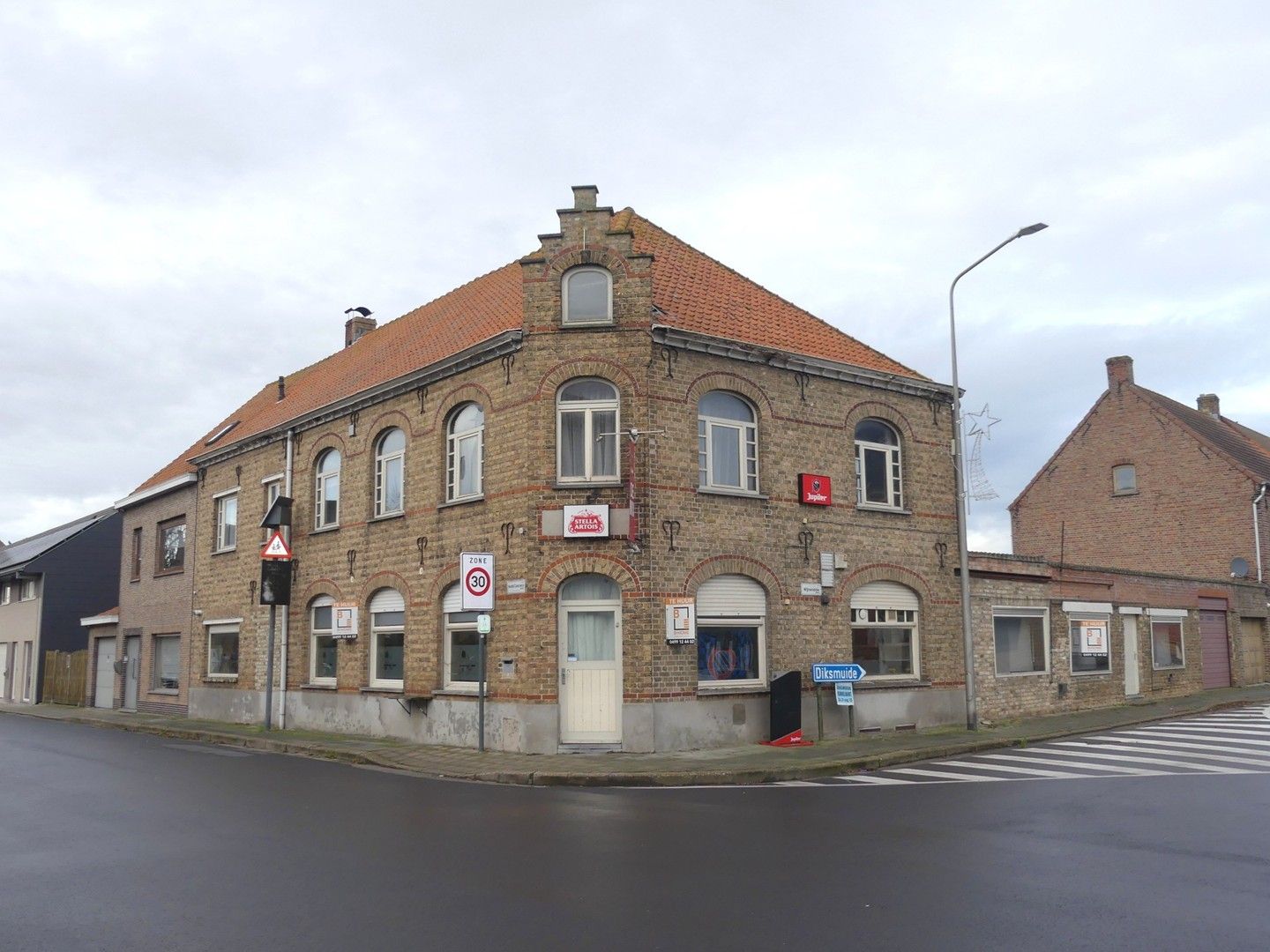 Dorpscafé met woonst, ruime garage en binnenkoer foto {{pictureIndex}}