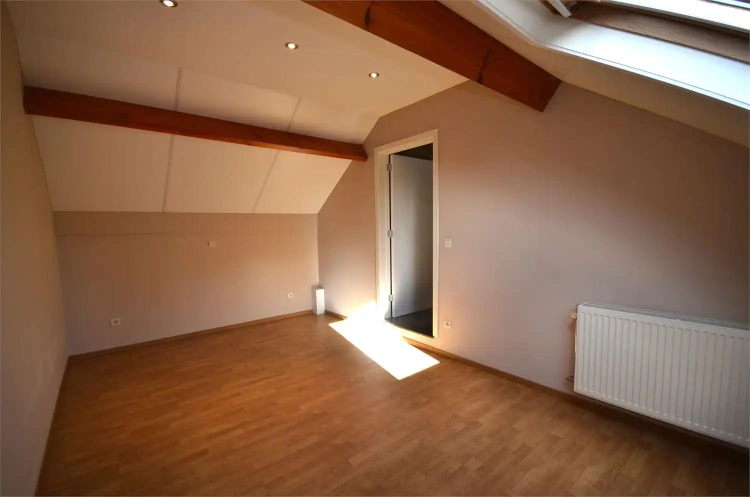 !! GELIEVE U PER MAIL AAN TE MELDEN!! INSTAPKLARE WONING MET EEN KNAPPE LEEFRUIMTE, KEUKEN, EEN  WASPLAATS/BERGING, INPANDINGE GARAGE, 3 RUIME SLAAPKAMERS EEN FIJNE BADKAMER, EEN KNAPPE PRIVATE TUIN MET FIJNE OVERDEKTE ZITPLAATS EN RUIME TUINBERGING IN HET CENTRUM VAN KAULILLE! foto 10
