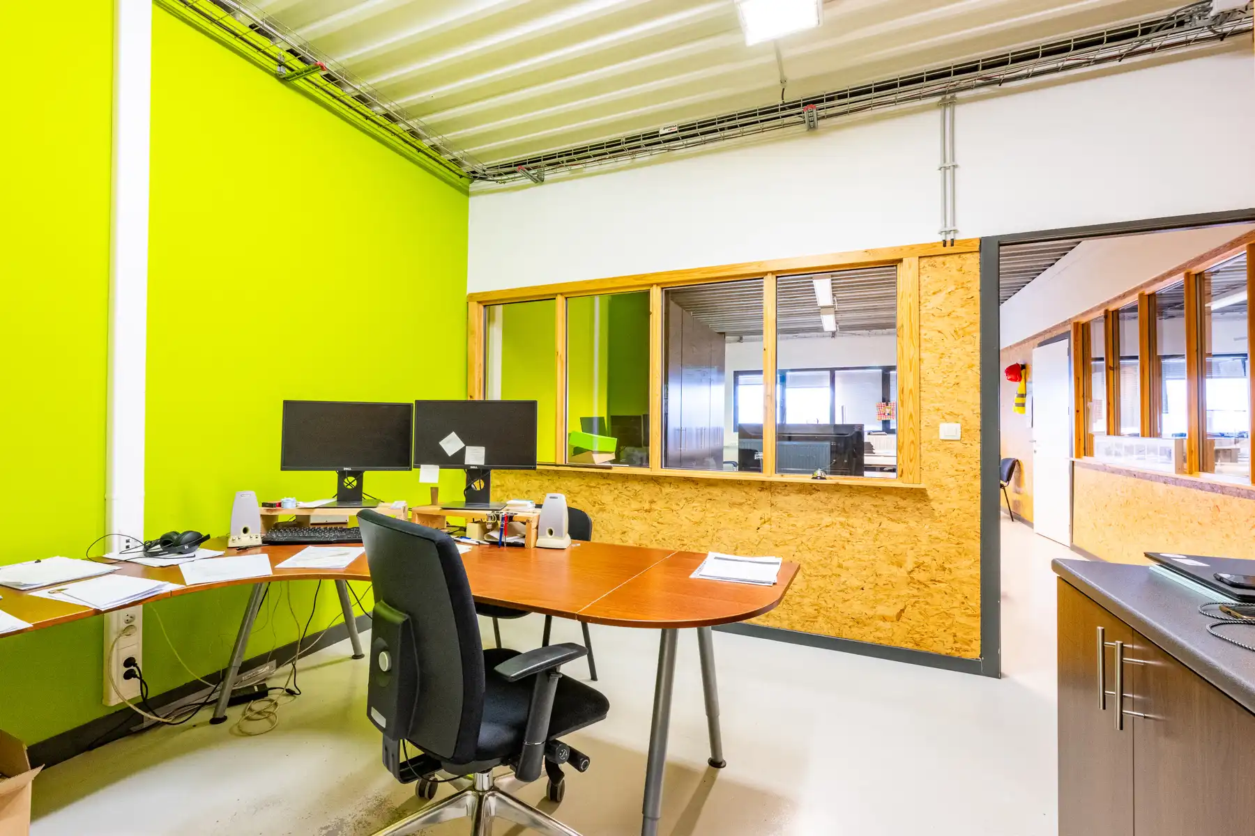 Ruim en veelzijdig bedrijfspand met parking en opslag foto 50