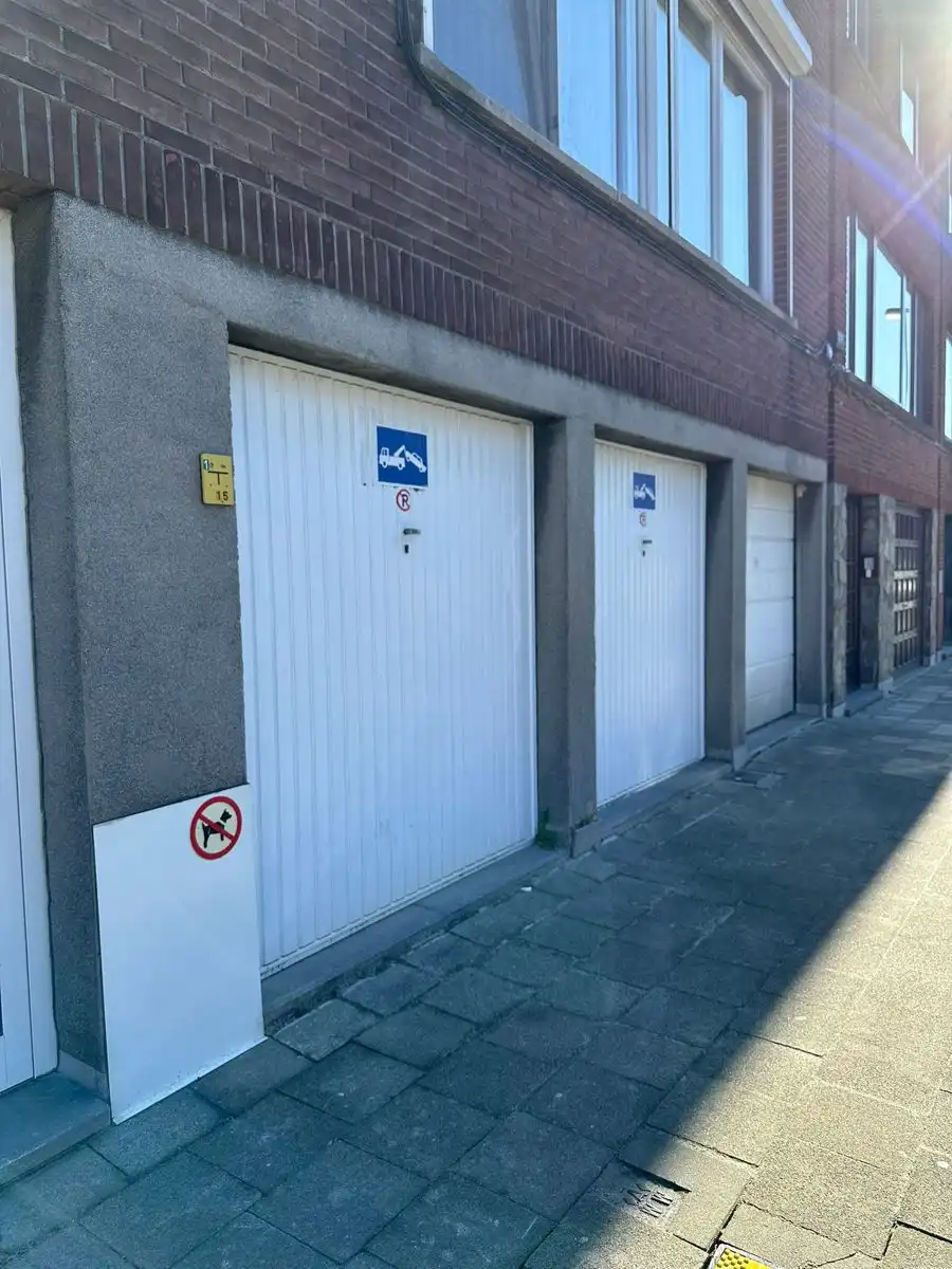 Dubbele garage in centrum Merksem! foto {{pictureIndex}}