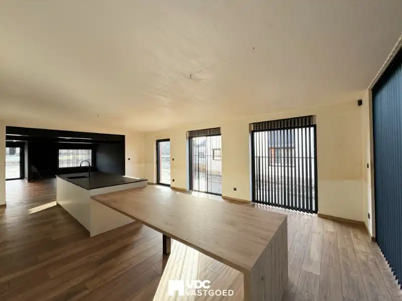 Halfopen bebouwing – gerenoveerd & bijgebouwd in 2020 – EPC B – 3 slpks – prachtige tuin – 183 m² woonopp. foto 4