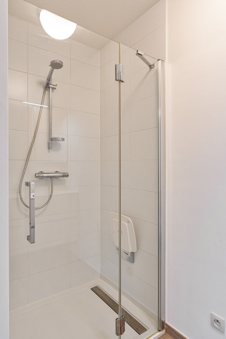 Modern appartement met ruim terras, groen uitzicht en garage. foto 12