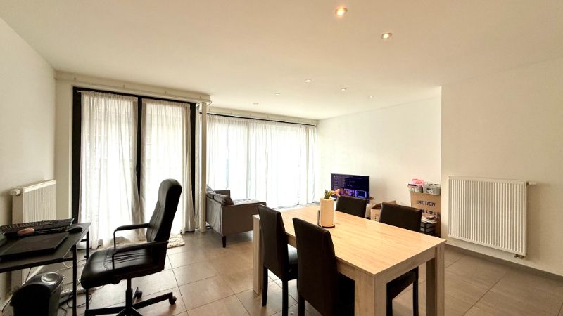 Centraal gelegen, modern appartement met 2 slaapkamers en terras foto 2