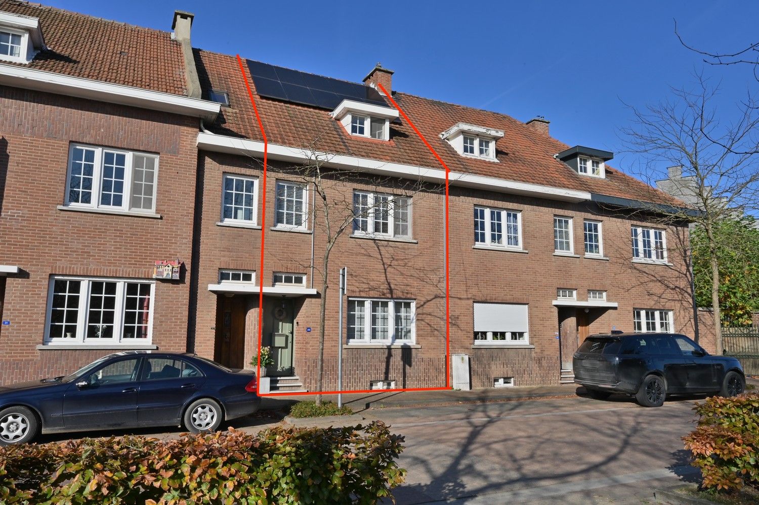 Charmante, instapklare woning met zonnepanelen, prachtig gelegen in het historische Oud-Rekem foto {{pictureIndex}}