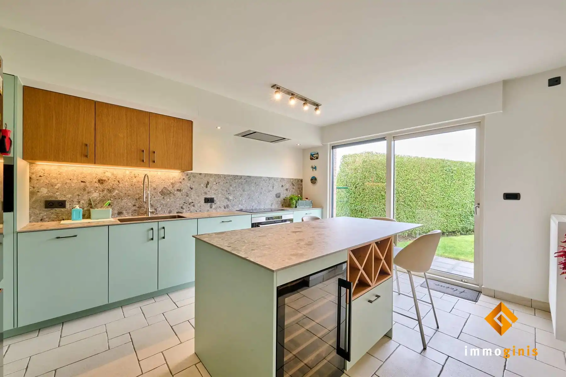 Luxueuze woning met 3 tot 5 slaapkamers en zéér grote, vrijstaande garage op een mooi perceel van 9a60ca. foto 8