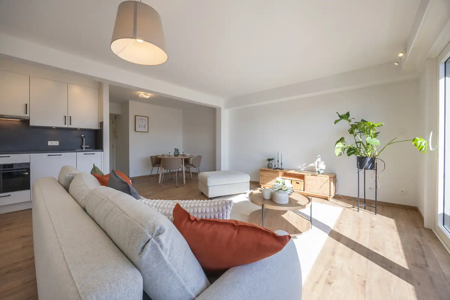 Lichtrijke studio met zuidgericht terras op de zeedijk van Middelkerke te koop foto 2