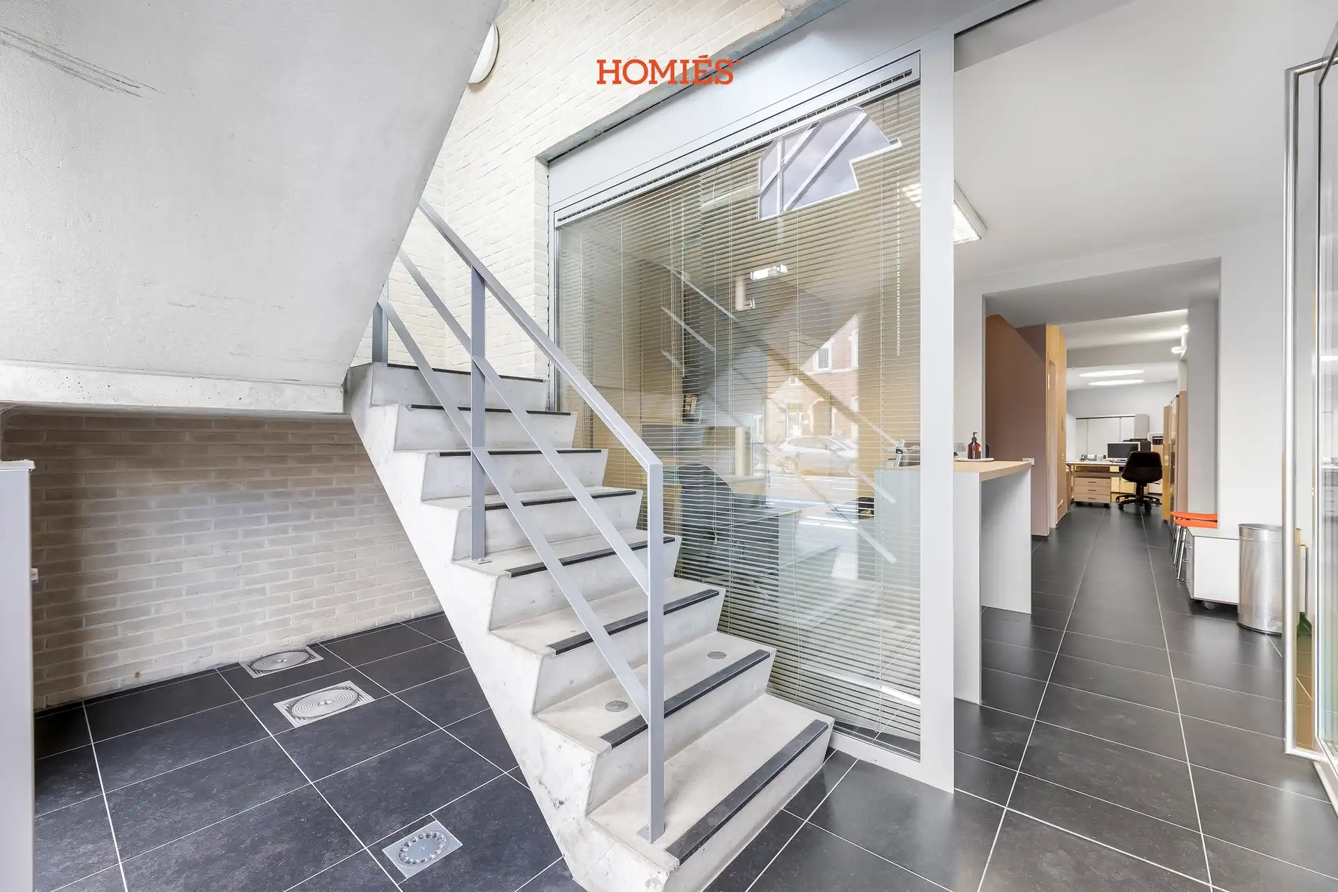 Opbrengsteigendom: Ruim kantoor + duplexappartement foto 2