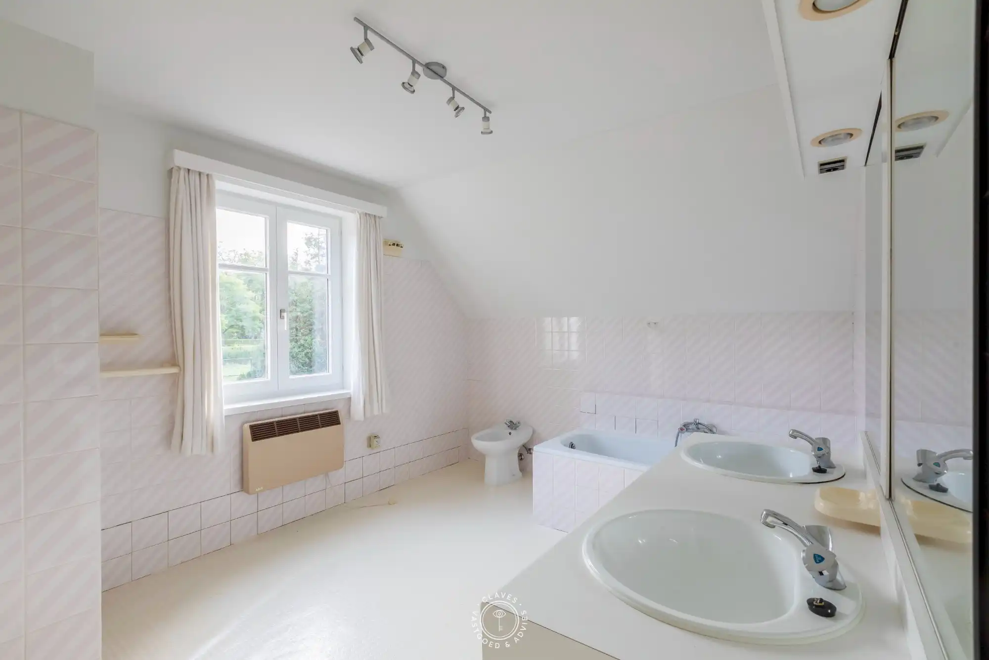 Uniek landhuis met charme en meer dan 10.000 m² eigen grond foto 20