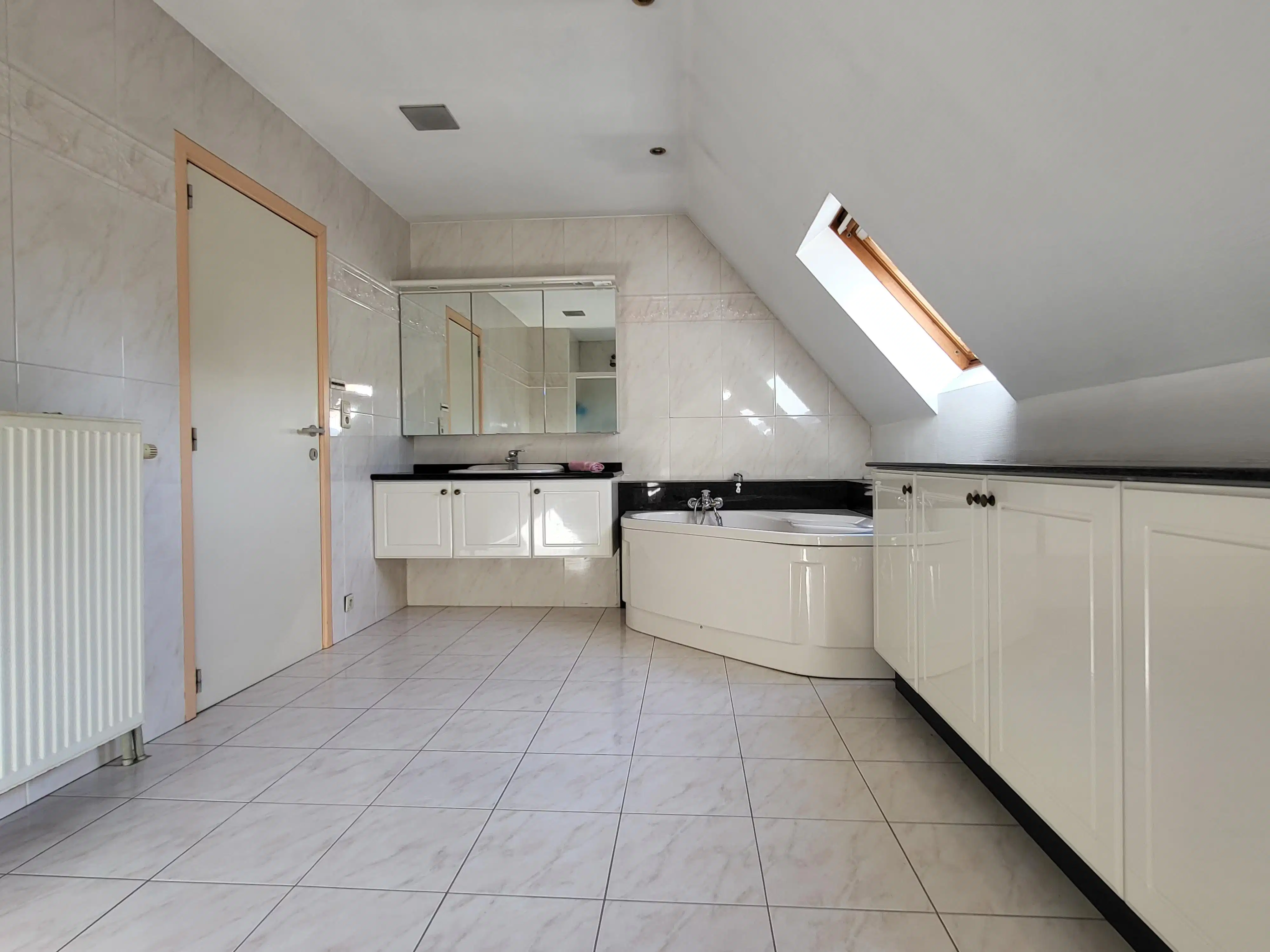 Exclusieve villa in pittoresk Roborst met vrij uitzicht op een bosgebied, zwembad en 4 garages.  foto 36
