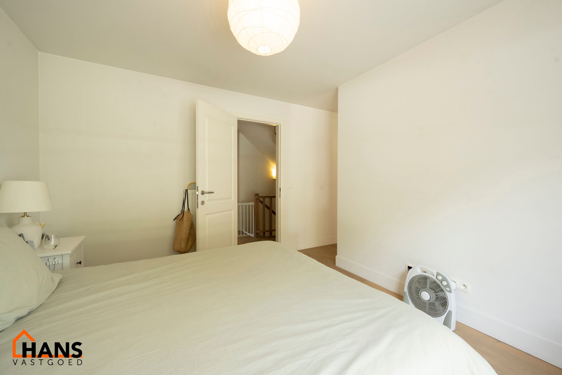 Halfopen landhuis, residentieel gelegen.  foto 11