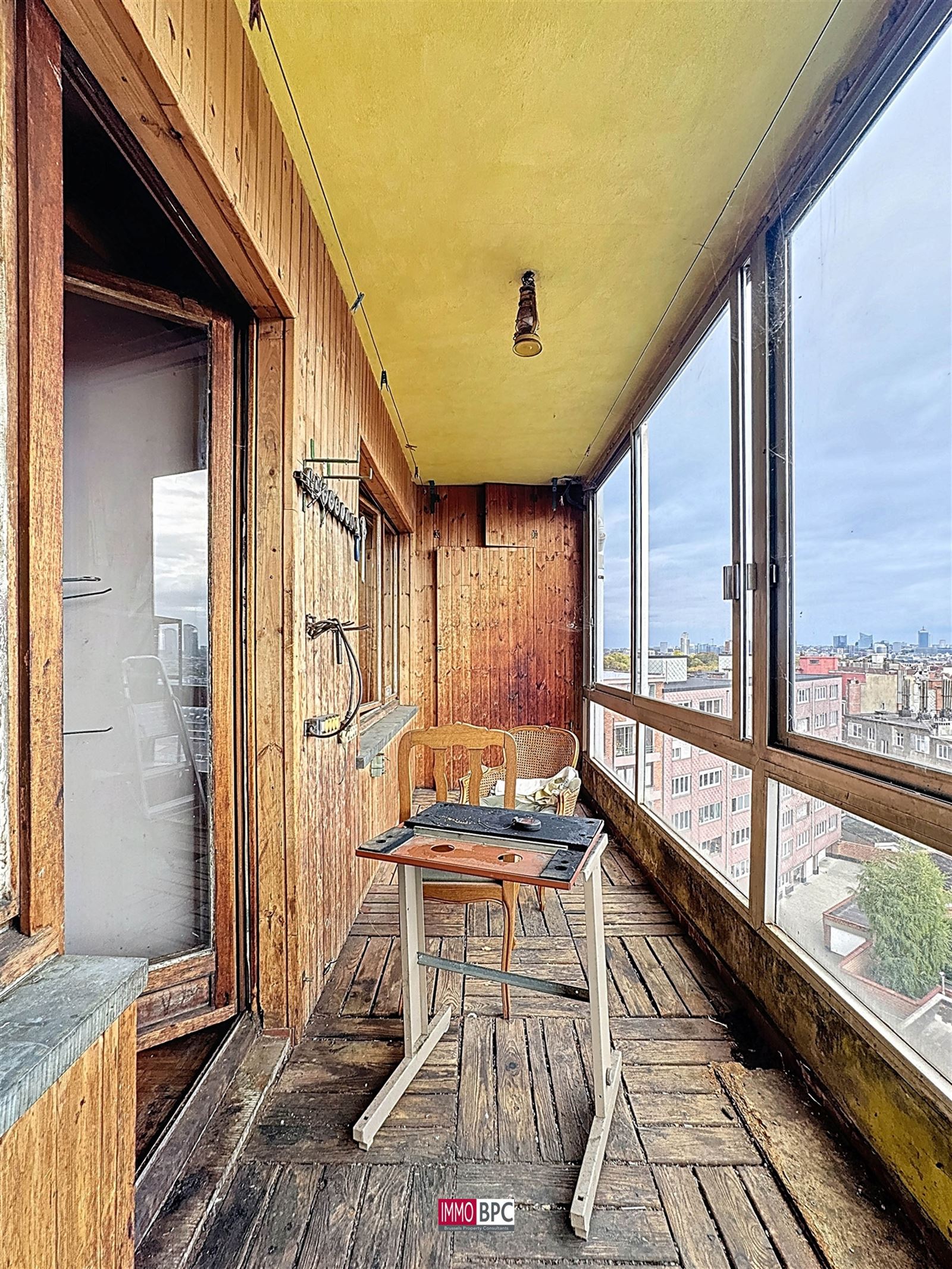 Ruim en lichtrijk appartement met 2 slaapkamers, terras en groot renovatiepotentieel in Koekelberg foto 16