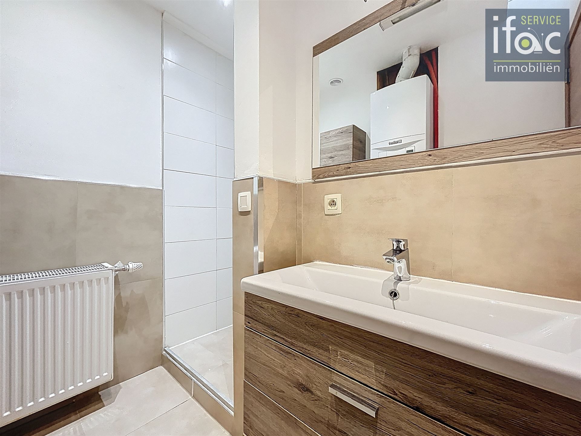 Aangename volledig gerenoveerde 1-slaapkamer duplex + bureau foto 5