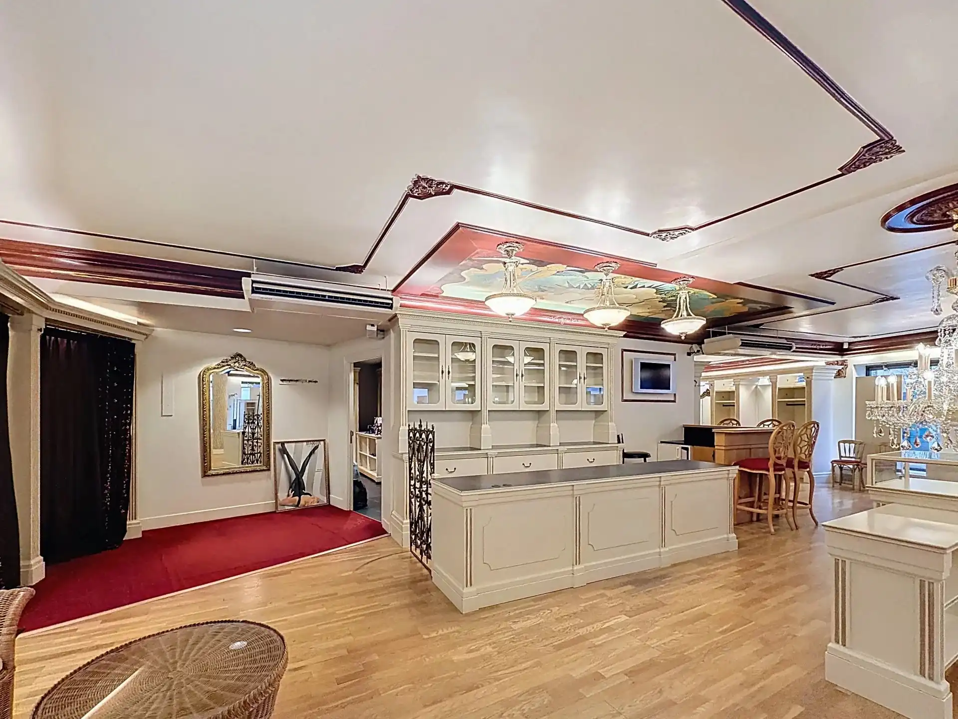 Ruim handelspand met kantoor en keuken op toplocatie. foto 3