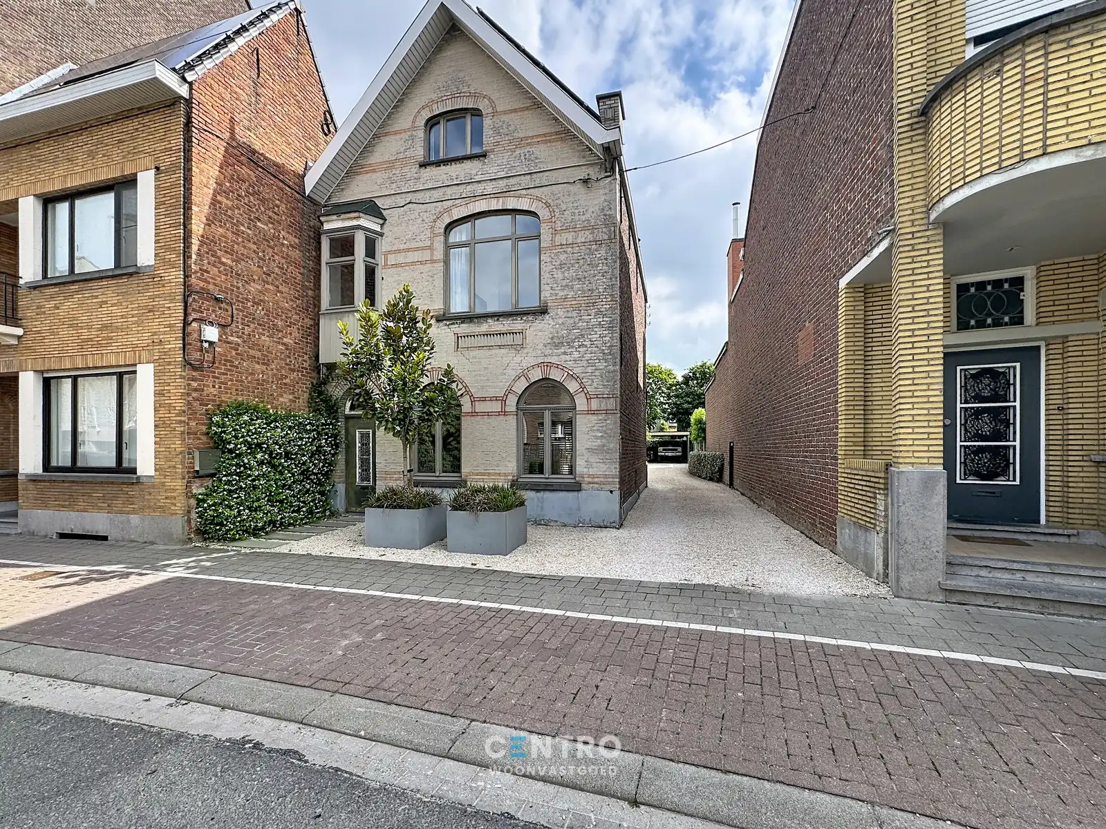 Uiterst CHARMANTE woning te Tielt met 4 slpks, leuke tuin én carport! foto 2