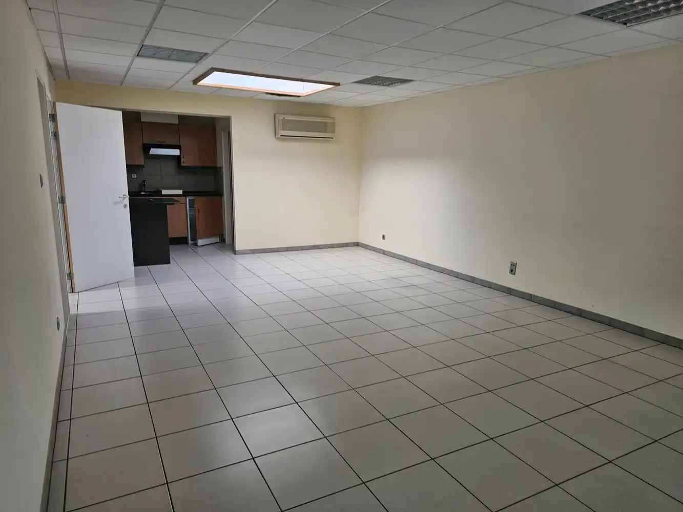 Vlot bereikbare kantoorruimte op de eerste verdieping. foto 3