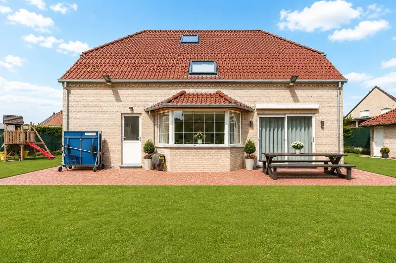 Roeselare- Beitem :  Karaktervolle gezinsvilla met verrassend veel ruimte en hedendaags wooncomfort voorzien van&nbsp; 5 à 6 slpks. foto {{pictureIndex}}
