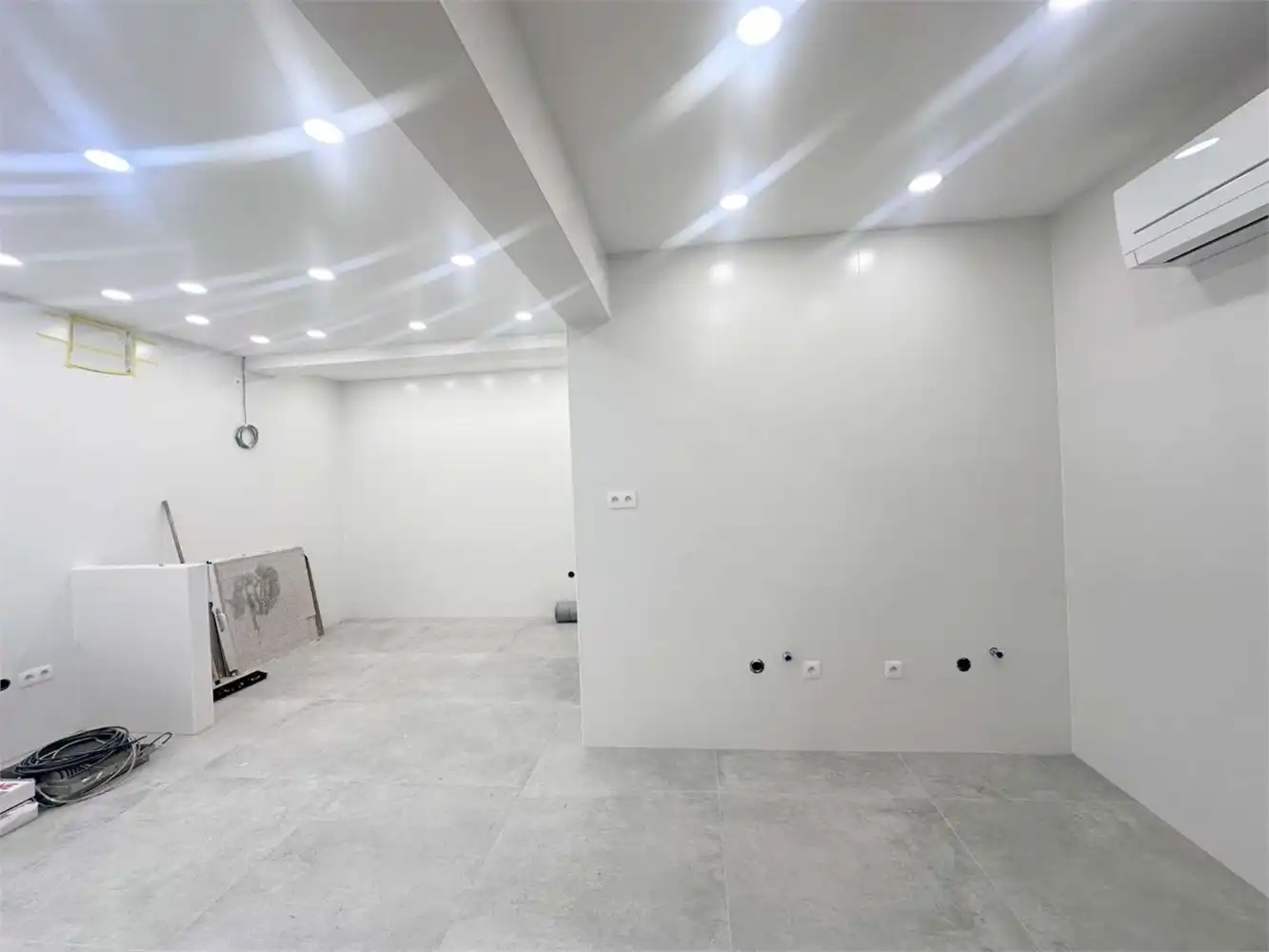 COMPLEET VERNIEUWD EN INSTAPKLAAR COMMERCIEEL GELIJKVLOERS foto 16