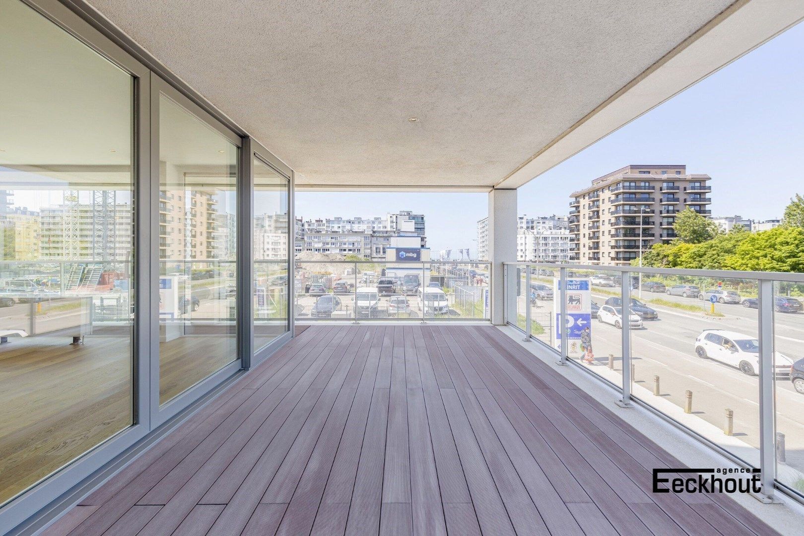 Luxe hoek-appartement met grote zonneterrassen rondom en vlakbij de zeedijk van Mariakerke! foto 2