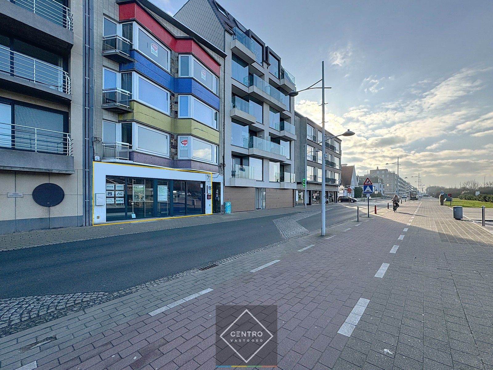 Instapklare KANTOORRUIMTE met kelderverdieping en gratis openbare parkeergelegenheid (15-tal wagens) voor de deur! foto 11