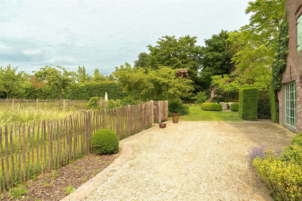 Charmante hoeve met loods en idyllische tuin te koop in Zwevegem foto 26